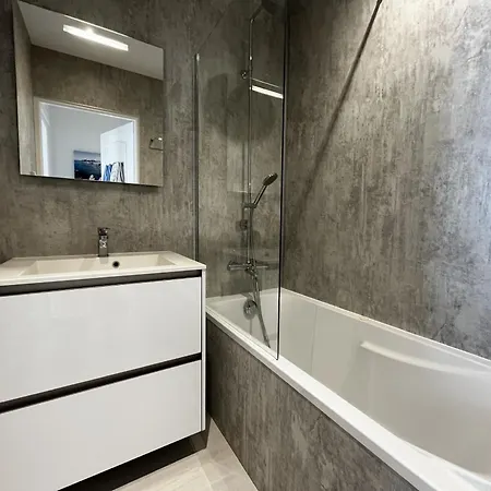 아파트 T2 Avec Piscine, Parking, Proche Et Commerces - Fr-1-197-536