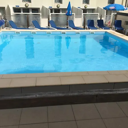 아파트 T2 Avec Piscine, Parking, Proche Et Commerces - Fr-1-197-536