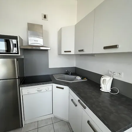 T2 Avec Piscine, Parking, Proche Et Commerces - Fr-1-197-536 *