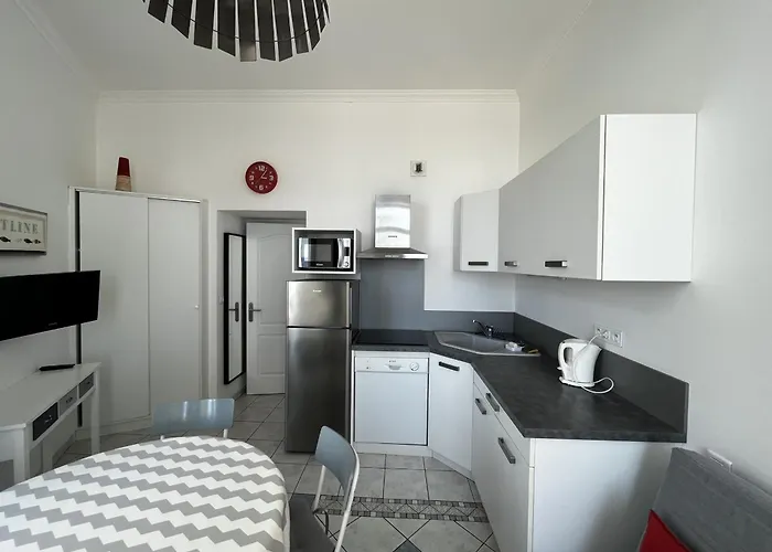 T2 Avec Piscine, Parking, Proche Et Commerces - Fr-1-197-536 莱萨布勒-多洛讷