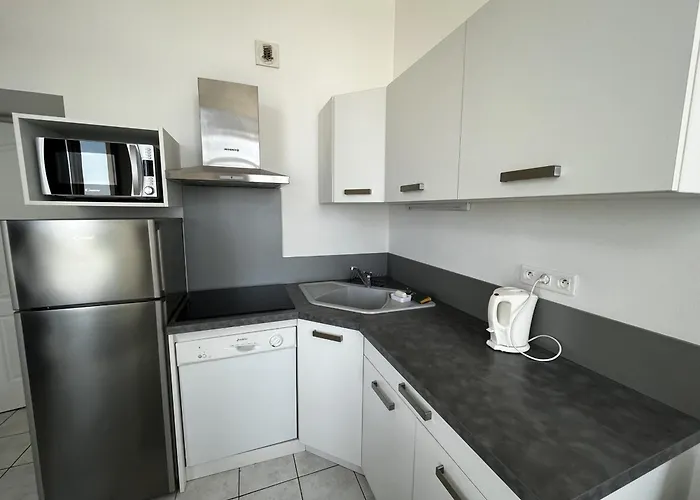 T2 Avec Piscine, Parking, Proche Et Commerces - Fr-1-197-536 *